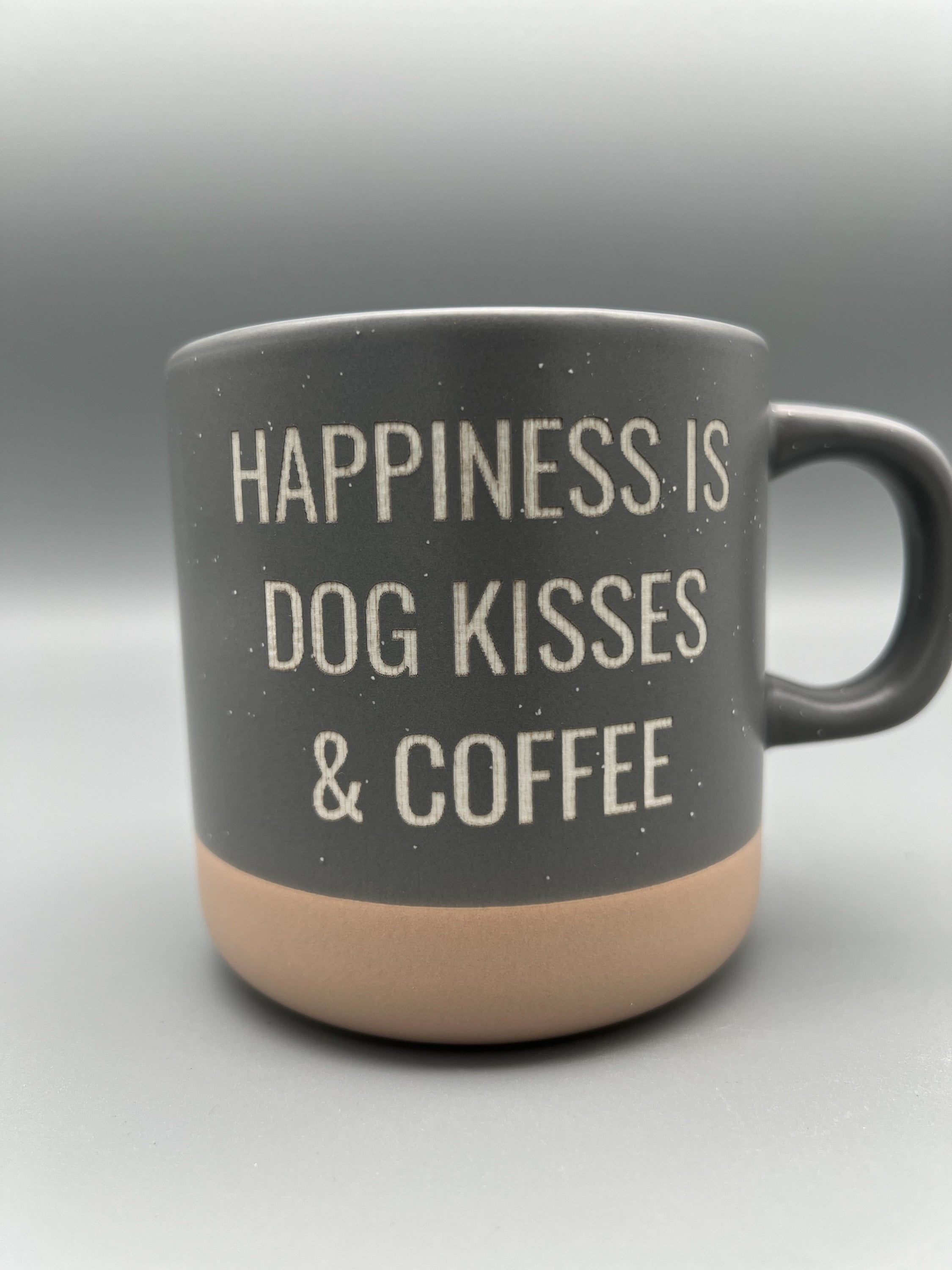 Steingut Tasse "Happiness is Dog Kisses & Coffee